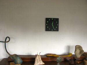 un ceas negru decor