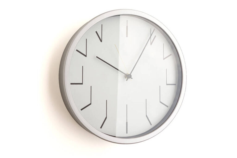 Ceasul redundant, ceas de perete Ceas de perete redundant vedere laterala