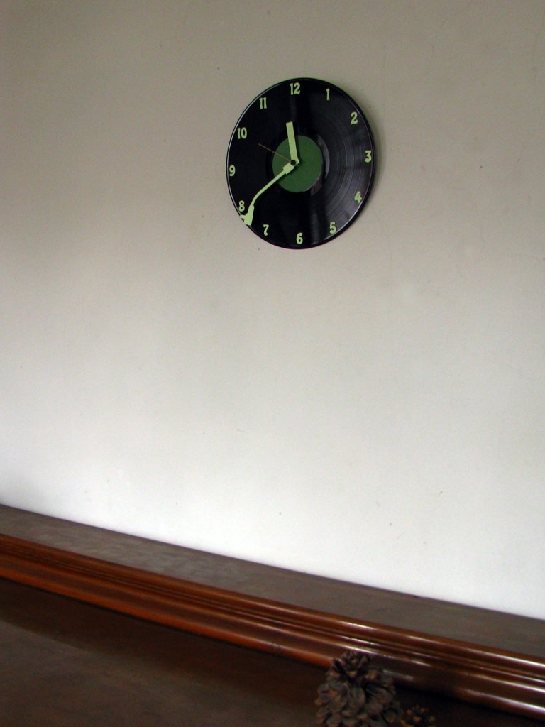 Noaptea, muzica înainte de toate ceas de perete ceas ce lumineaza noaptea