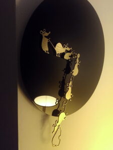 Ceas negru reflexie lampa