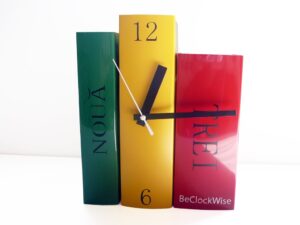 ceas in forma de carti