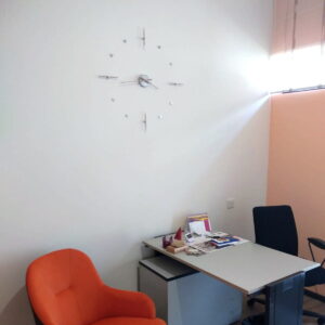 birou modern cu ceas