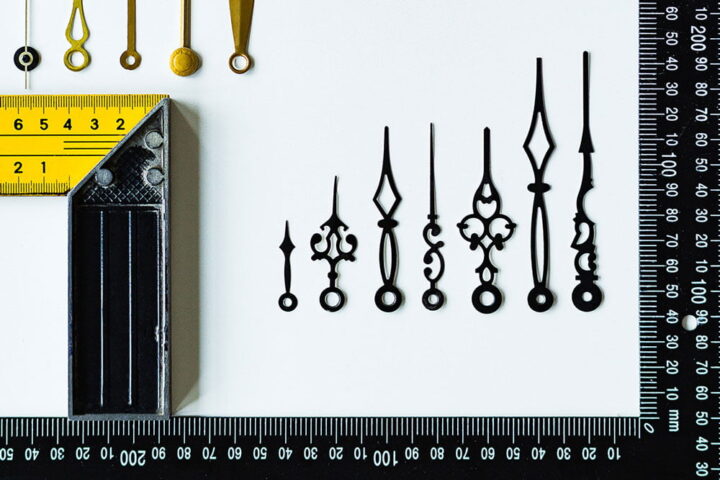 Aratatoare orare aranjate negru auriu