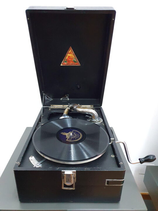 Vinil-ul și istoria discului de vinil Patefon Metrom Brasov disc vinil