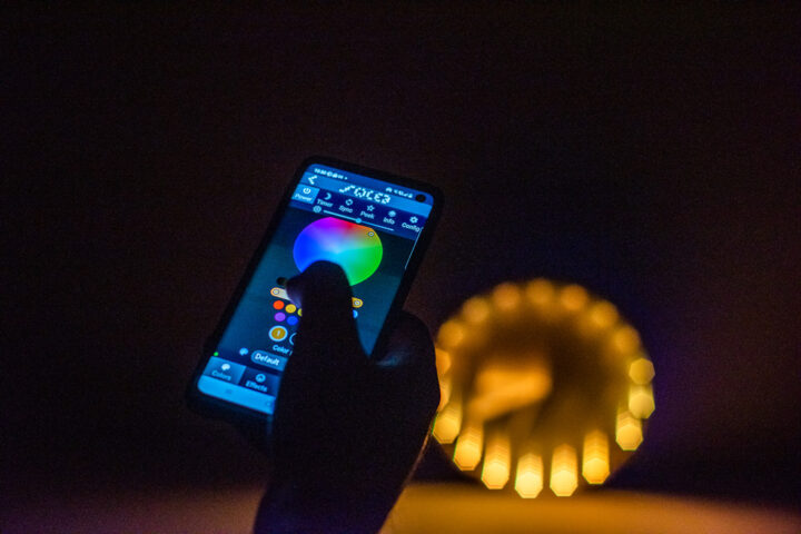 Controlezi cu telefonul ceasul perete oglinda infinita