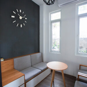 Spatiu modern gri cu ceas perete design