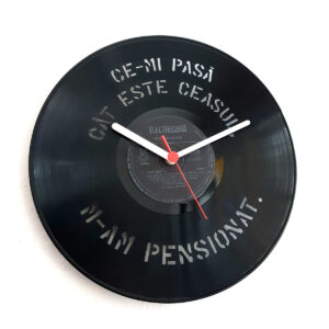 Ceas perete vinil Ce imi pasa m-am pensionat montat pe perete alb