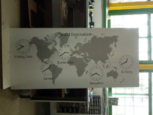 Ceas perete World time atipic