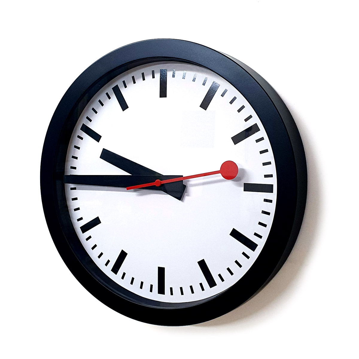 Ceas cu stil elvețian alpin, radiocomandat, rotund, 30 cm Detaliu ceas de perete Alpin