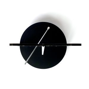 Ceasul Paradox văzut de sus, bază rotundă din acrilic negru mat cu bara metalică înclinată și arătătorul de minute