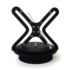 Ceasuri decorative personalizate Ceasul Paradox vedere din față, design hiperbolic în formă de X cu numerele 1–12 pe cele două curbe, bază circulară neagră