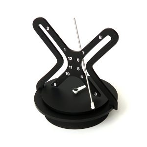 Ceasuri decorative personalizate Ceasul Paradox Be Clockwise, vedere laterală stânga, ceas de birou geometric cu bară metalică argintie și curbe hiperbolice, acrilic negru mat