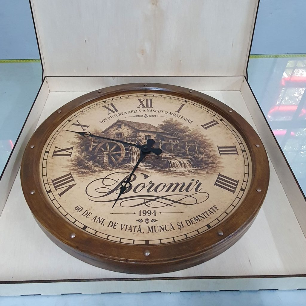 Clienții noștri și-au imaginat ceasul cu ChatGPT. Noi l-am transformat în realitate Ceas personalizat premium Boromir 1994 — 60 de ani de viață, muncă și demnitate — în cutie cadou din lemn, realizat de Be Clockwise